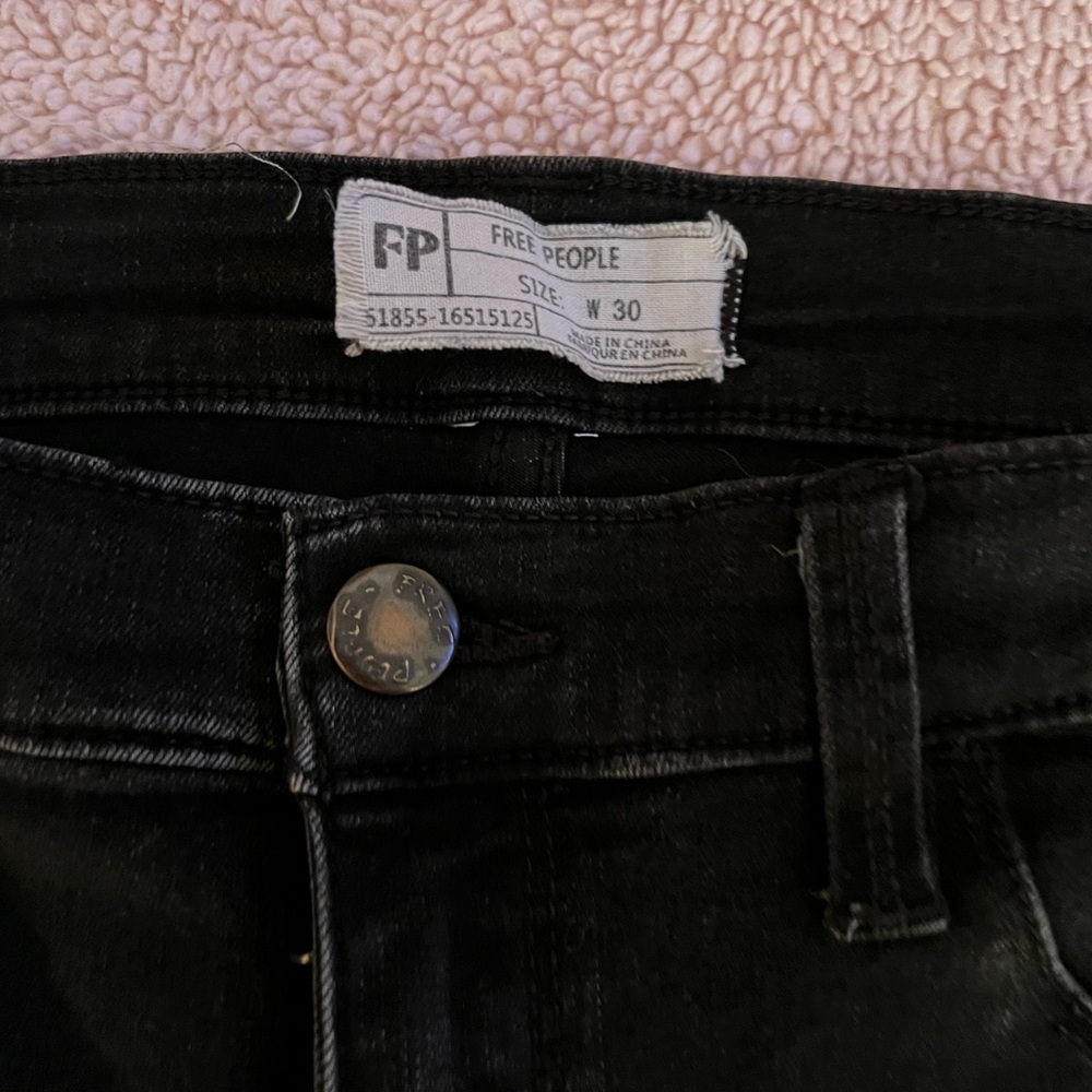 “Free People” High Rise W/ frayed bottoms! Note: Tag is loose left side!